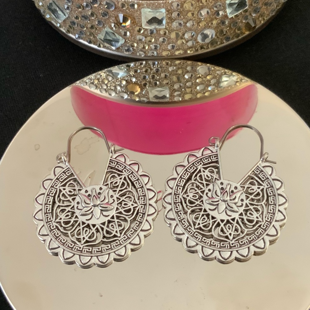 πBOTH SIDES LOTUS ANTIQUE FLOWERS EARRINGS - Picture 6 of 6